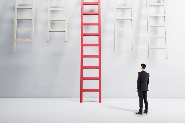 Zakenman Staat Wit Interieur Kijkt Rode Ladder Succes Startup Concept — Stockfoto