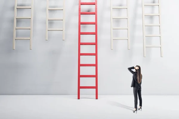 Думающая Деловая Женщина Стоящая Интерьере Смотрящая Красную Лестницу Концепция Успеха — стоковое фото