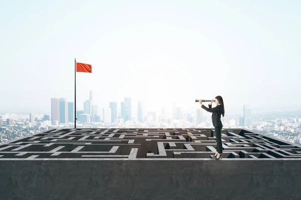 Empresaria Con Telescopio Pie Sobre Laberinto Con Bandera Roja Sobre —  Fotos de Stock