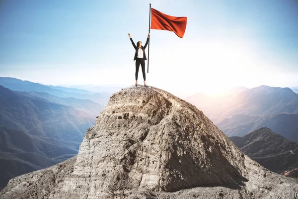 Glückliche Geschäftsfrau Mit Roter Fahne Die Auf Einem Berggipfel Steht — Stockfoto
