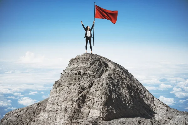 Zakenvrouw Pak Met Rode Vlag Bergtop Succes Startup Concept Leiderschap — Stockfoto