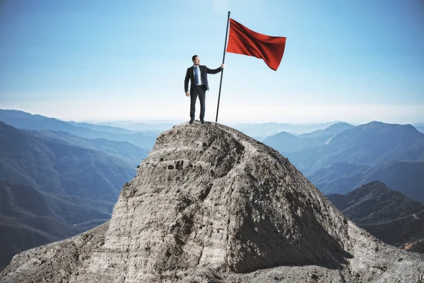 有红旗的商人站在山顶上 天空背景 领导和胜利概念 — 图库照片