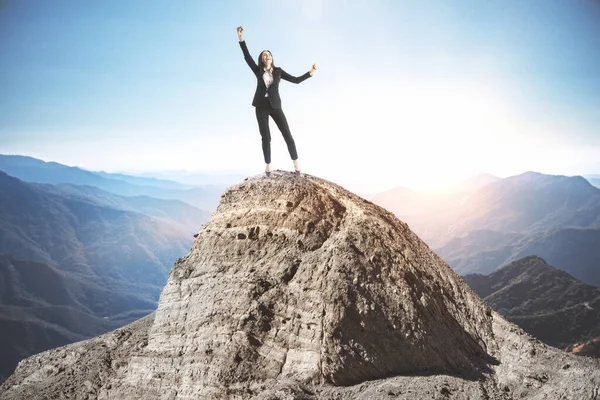 Ευτυχισμένη Επιχειρηματίας Που Στέκεται Στην Κορυφή Του Βουνού Επιτυχία Και — Φωτογραφία Αρχείου