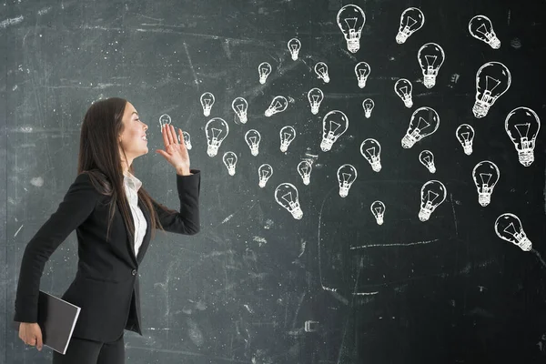 Ung Affärskvinna Med Gula Glödlampor Svarta Tavlan Brainstorm Och Innovationskoncept — Stockfoto