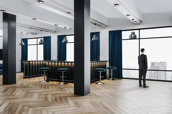 バーカウンターと市街の景色を望む高級オフィスホールに立つビジネスマン 職場とライフスタイルのコンセプト — ストック写真