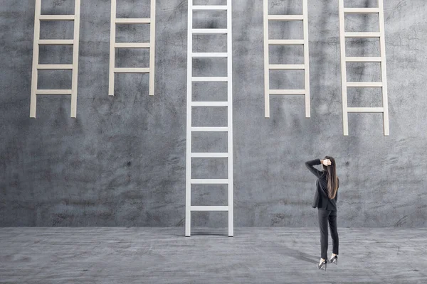 Joven Mujer Negocios Pie Interior Hormigón Mirando Escalera Madera Éxito —  Fotos de Stock