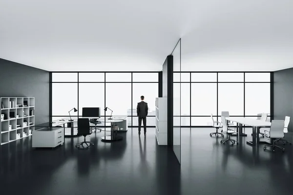 Επιχειρηματίας Ψάχνει Παράθυρο Στο Γραφείο Τους Υπολογιστές Συνάντηση Τραπέζι Και — Φωτογραφία Αρχείου