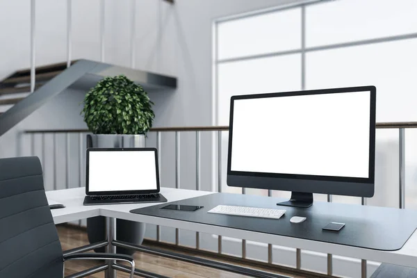 Arbeitsbereich Des Direktors Mit Laptop Und Computermonitor Mit Weißem Bildschirm — Stockfoto