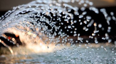 gün batımında çerçeve çeşme closeup dondurma, damlacıklar