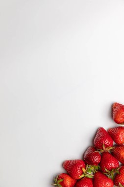 Köşede dikey çilekli beyaz arkaplan