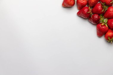 Köşesinde çilek olan beyaz arkaplan