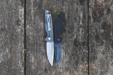 Tahta yüzey üzerinde yatay yakın plan fotoğraf bulunan bir grup bıçaklı bıçak.