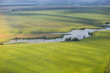 Nehirde küçük bir baraj, sürülmüş alan, yaz ortasında gün batımında Kazan çok uzak olmayan.
