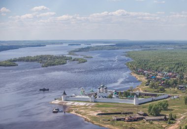 Volga 'daki Nizhny Novgorod bölgesinde, helikopterden Holy Trinity Manastırı 'na görünüm.