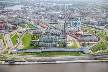 Kazan Kremlin, Vali Sarayı, kul Şerif Camii ve Kazanka nehrinden Başkanlık Sarayı 'nın kuş bakışı görünümü