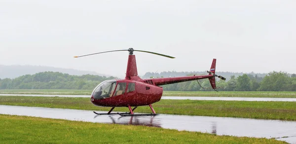 Маленький Частный Красный Вертолет Промокает Дождем Небольшой Взлетно Посадочной Полосе — стоковое фото
