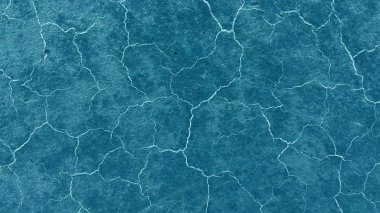 Güzel koyu mavi arka plan. Yüzeyde ışık çatlar. Eski boya dokusu. Mavi toprak kuraklık kırık doku ve arka plan küresel solucan etkisi. Mineral, turkuaz mermer