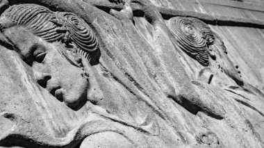 Montreal, Quebec, Kanada - Mayıs 2019: Çin Mahallesi 'nde düşük bir rahatlama (iki kadın yakın çekim) - Siyah ve Beyaz