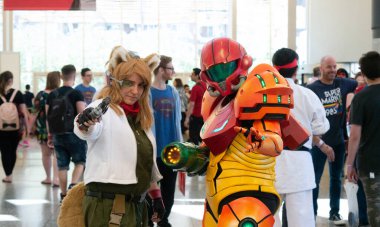 Montreal, Quebec, Kanada - 7 Temmuz 2019: Comiccon: Kameraya poz verenler