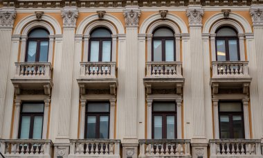 Trieste, İtalya - 30 Ekim 2019: Tarihi klasik bina