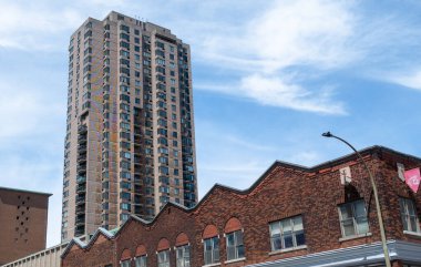 Montreal, Quebec, Kanada - Mayıs 2019: Şehir merkezine yakın bir gökdelenin manzarası