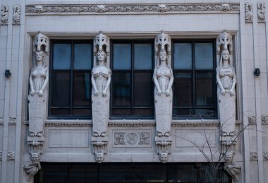 Montreal, Quebec, Kanada - Mayıs 2019: Şehir merkezi yakınlarındaki bir binanın dört kadın heykeli / sütununun ayrıntıları