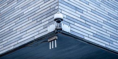 Montreal, Quebec, Kanada - Mayıs 2019: Bir binaya kontrol kamerası sistemi kuruldu