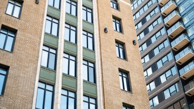 Gündüzleri modern şehir mimarisinin düşük açılı görüntüsü