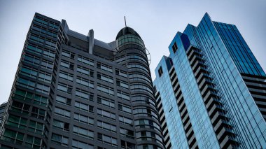 Gündüzleri modern şehir mimarisinin düşük açılı görüntüsü