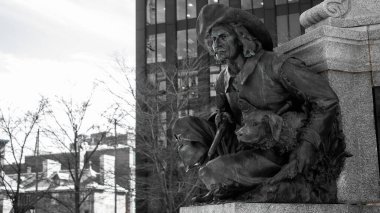 Montreal, Quebec, Kanada - Mayıs 2019: (Raphal) Lambert Closse heykeli - Maisonneuve Anıtı, Place d 'Armes, Old Montreal (Siyah ve Beyaz)