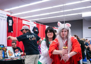Montreal, Quebec, Kanada - 7 Temmuz 2019: Comiccon: Cosplayers: Inuyasha ve Kagome Higurashi