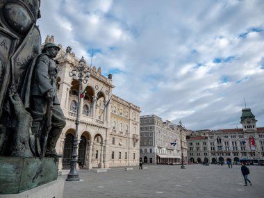 Trieste, İtalya - 30 Ekim 2019: İtalya Piazza Unita d 'Italia' nın bir grup heykeliyle manzarası