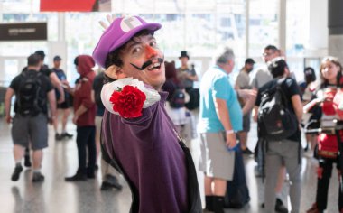 Montreal, Quebec, Kanada - 7 Temmuz 2019: Comiccon: Waluigi kameraya bir gül doğrultuyor