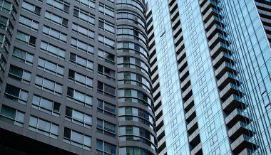 Gündüzleri modern şehir mimarisinin düşük açılı görüntüsü