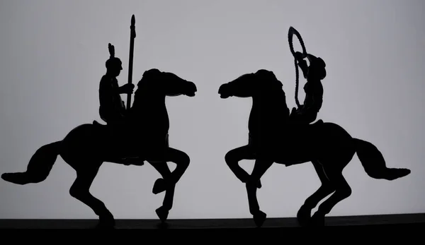 Indianin Włócznią Kowboj Lazo Swoich Koniach Sylwetki — Zdjęcie stockowe