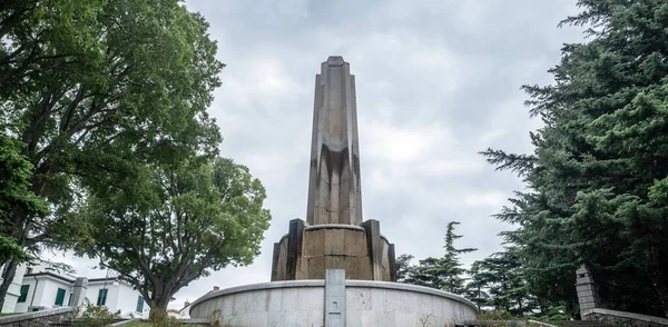 Trieste, İtalya - 30 Ekim 2019. Ağaçlar arasında bir anıt resmi