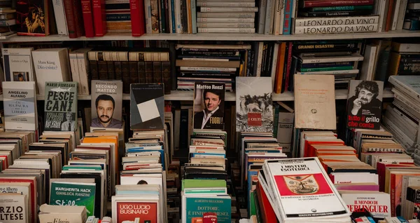 Trieste Italië Oktober 2019 Tweedehands Boekenstandaard Drie Boeken Politieke Figuren — Stockfoto