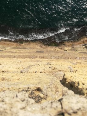 Karanlık bir deniz manzarası (sarp bir kale duvarının kenarında)) 