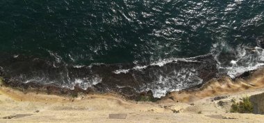 Karanlık bir deniz manzarası (sarp bir kale duvarının kenarında)) 