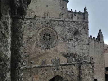 ERICE, SICILY, ITALY - 23 AĞUSTOS 2018: Kilise cephesi görünümü