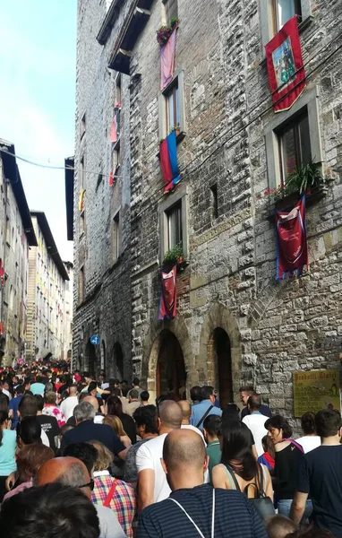 Gubbio Italien Juni 2018 Ceri Piccoli Kör Folkmassa Gatan — Stockfoto