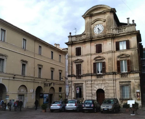 Spoleto イタリア 11月 2018 リベルト広場の端に時計付きの建物 — ストック写真