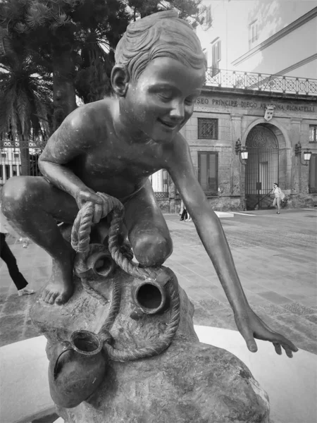 Naples Itália Agosto 2018 Estátua Uma Criança Derramando Água — Fotografia de Stock