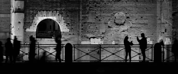 Silhouettes Touristes Avec Garçon Fille Sur Fond Ruines Romaines Nuit — Photo