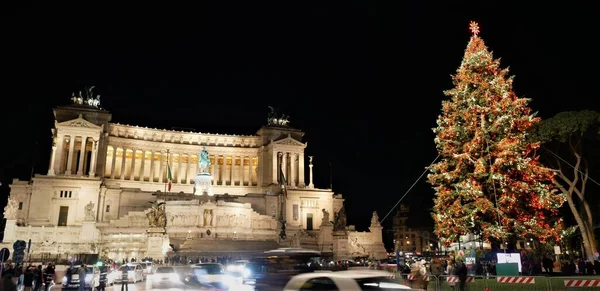 Roma Itália Dezembro 2018 Árvore Natal Famosa Spelacchio Noite Com — Fotografia de Stock