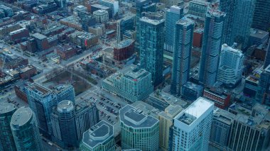 Gece trafiğinin hava manzarası, aydınlık şehir otoyolu ve daha alçak geçiş yolları (Toronto, Kanada)