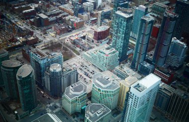 Şehir otoyolu ve alçak sınır kapısının havadan görüntüsü (Toronto, Kanada)