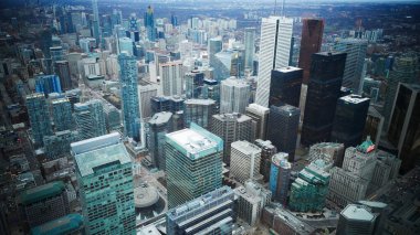 Şehir otoyolu ve alçak sınır kapısının havadan görüntüsü (Toronto, Kanada)