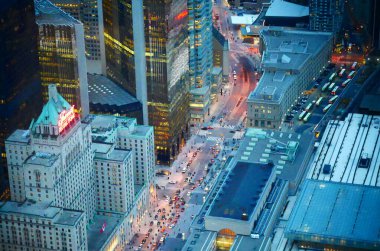 Gece trafiğinin hava manzarası, aydınlık şehir otoyolu ve daha alçak geçiş yolları (Toronto, Kanada)