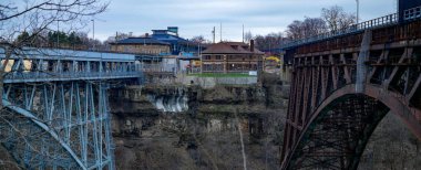 Nehrin üzerindeki köprünün gündüz çekim zamanı